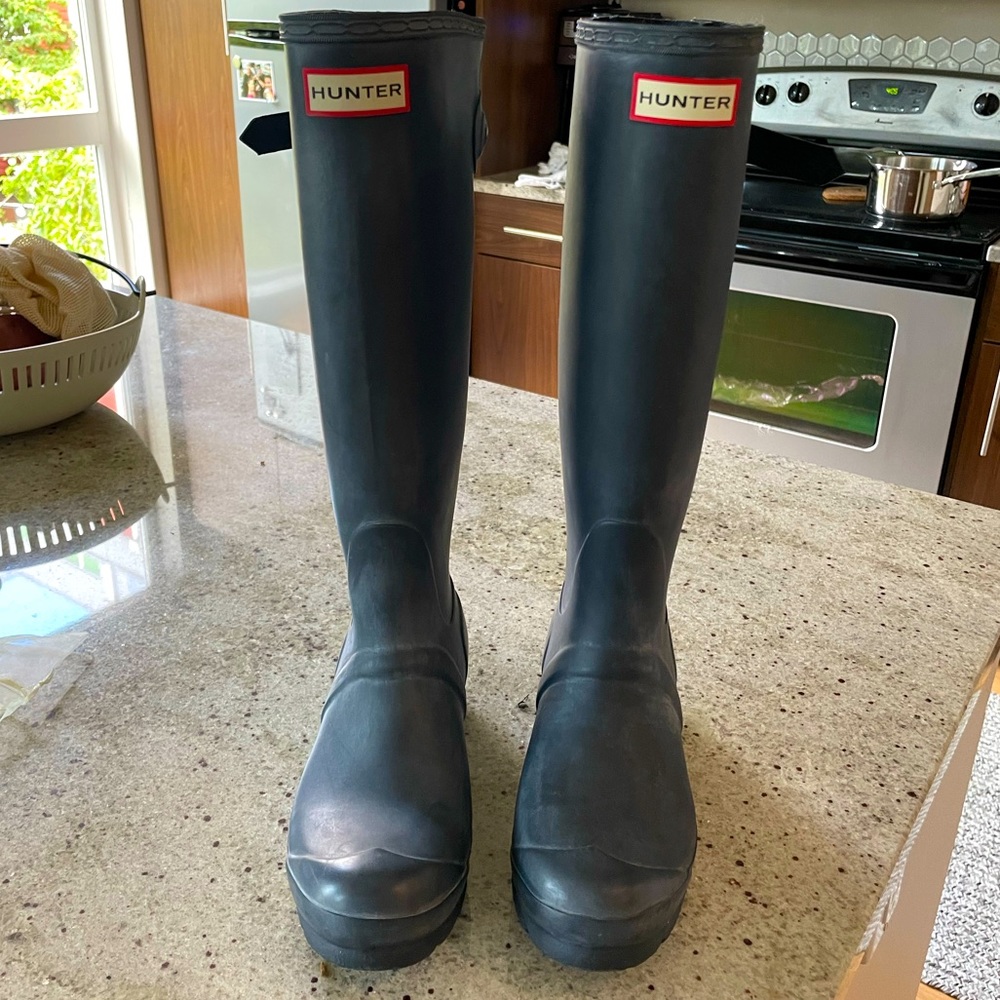 HUNTER Women’s Tall Back Adjustable Rainboots - worn twice ! In navy, size 6 US
